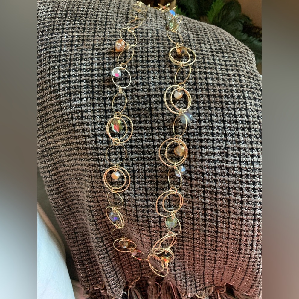 LN  PRETTY & FEMININE NECKLACE. 17” LONG WHEN FASTENED. SHADES OF TAN/GOLD.
